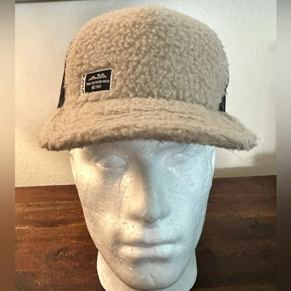 KAVU Fur Ball Trucker Hat Adjustable Fleece Hat Five‎ Panel Cap
